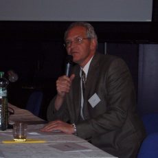 Prof. Kovács prednáša na konferencii, 2005